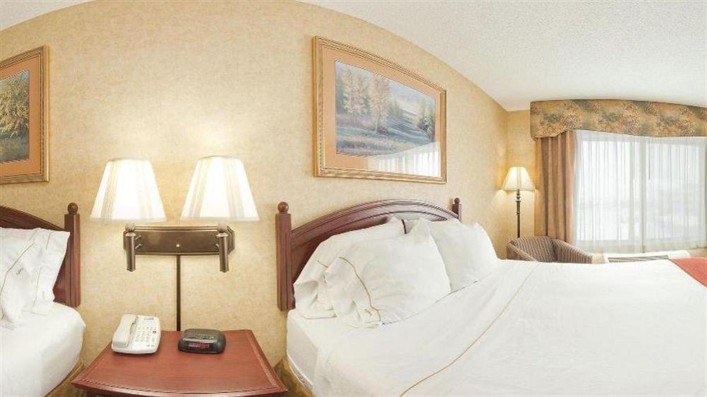 Holiday Inn Express Hotel & Suites Bismarck By Ihg Экстерьер фото