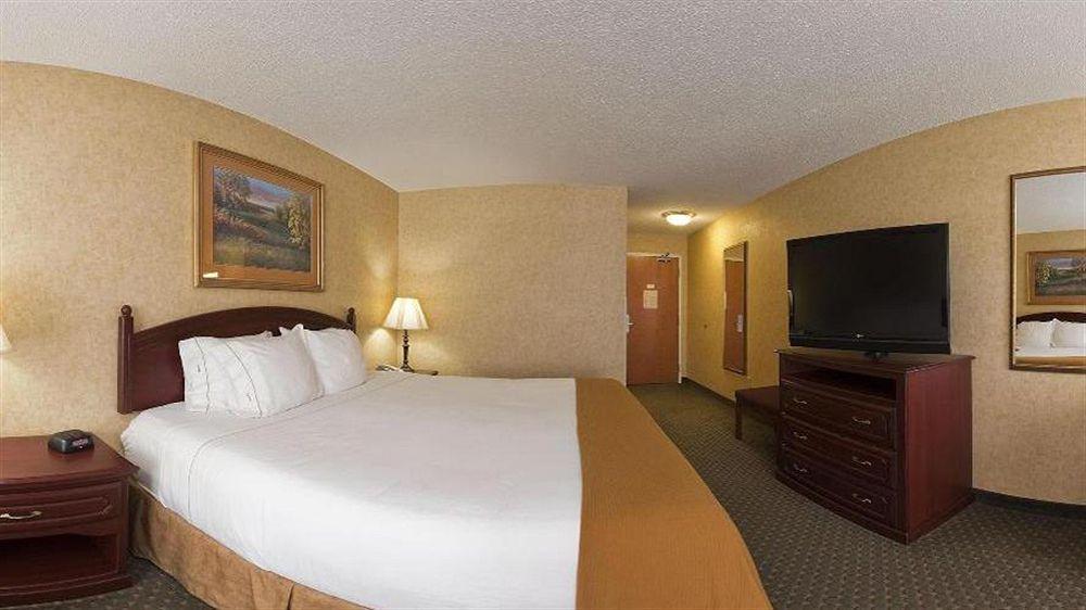 Holiday Inn Express Hotel & Suites Bismarck By Ihg Экстерьер фото
