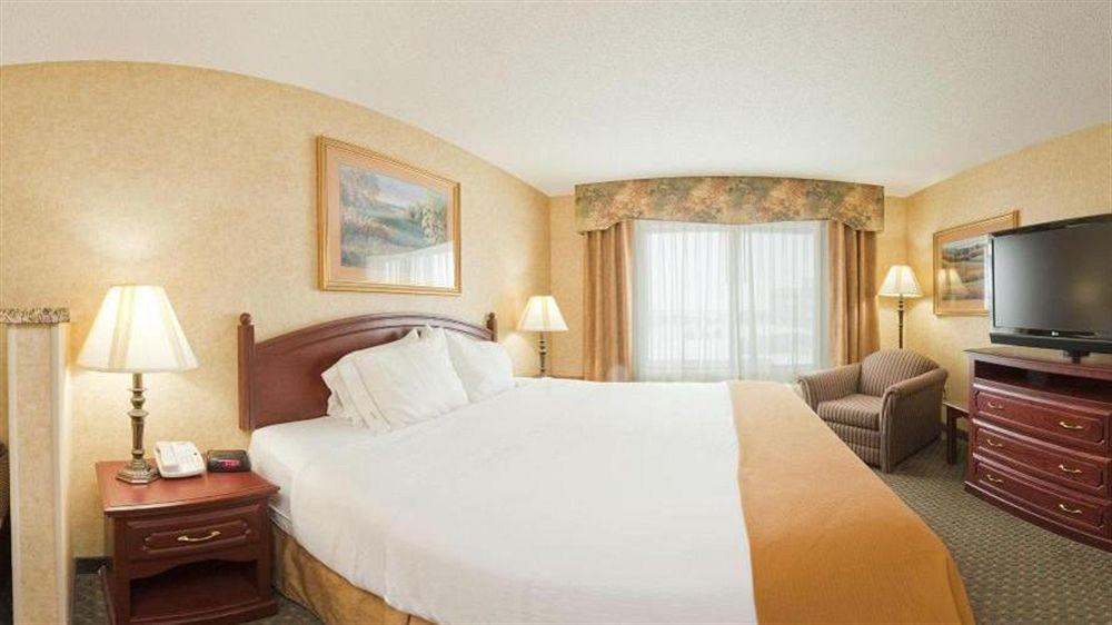 Holiday Inn Express Hotel & Suites Bismarck By Ihg Экстерьер фото