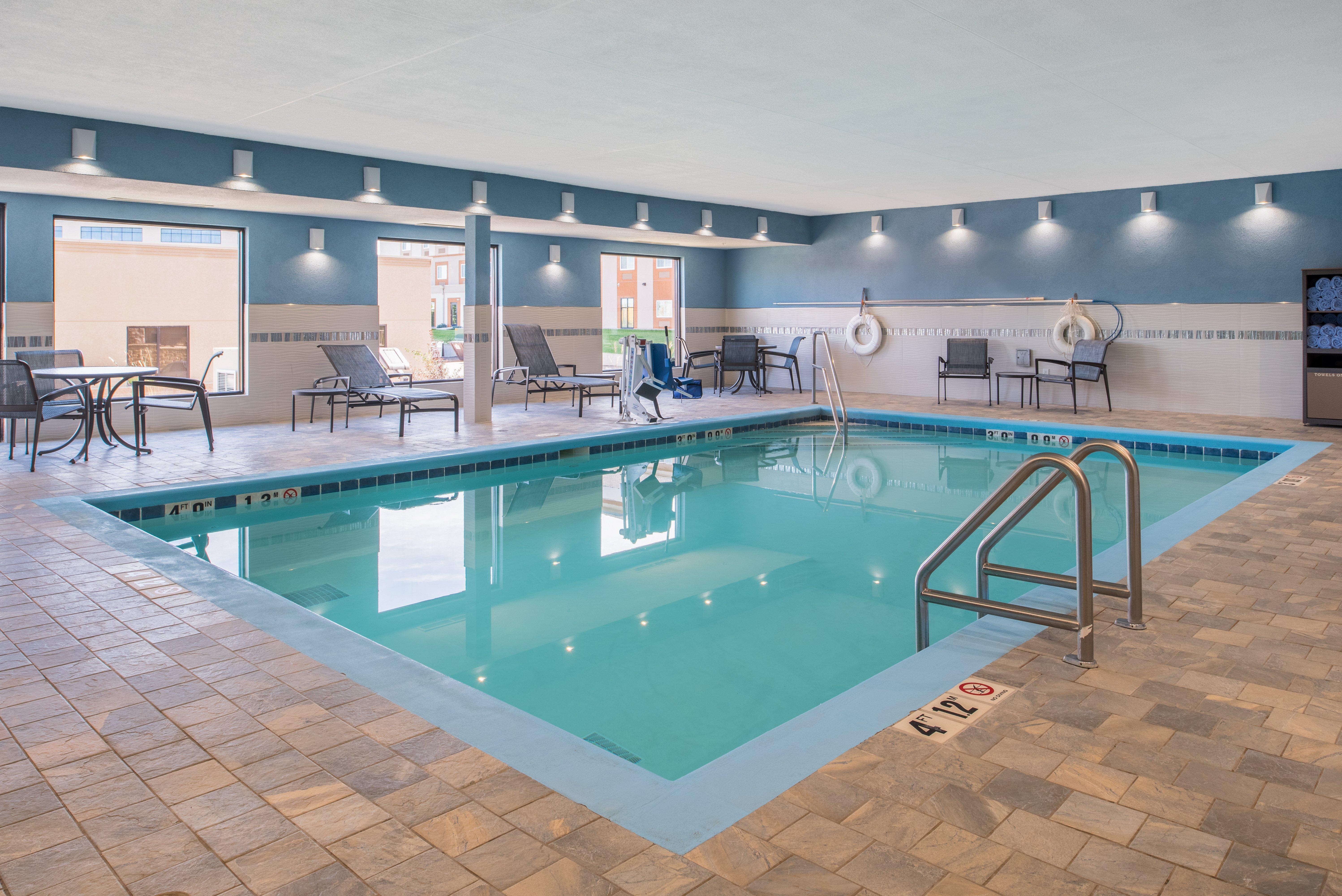 Holiday Inn Express Hotel & Suites Bismarck By Ihg Экстерьер фото