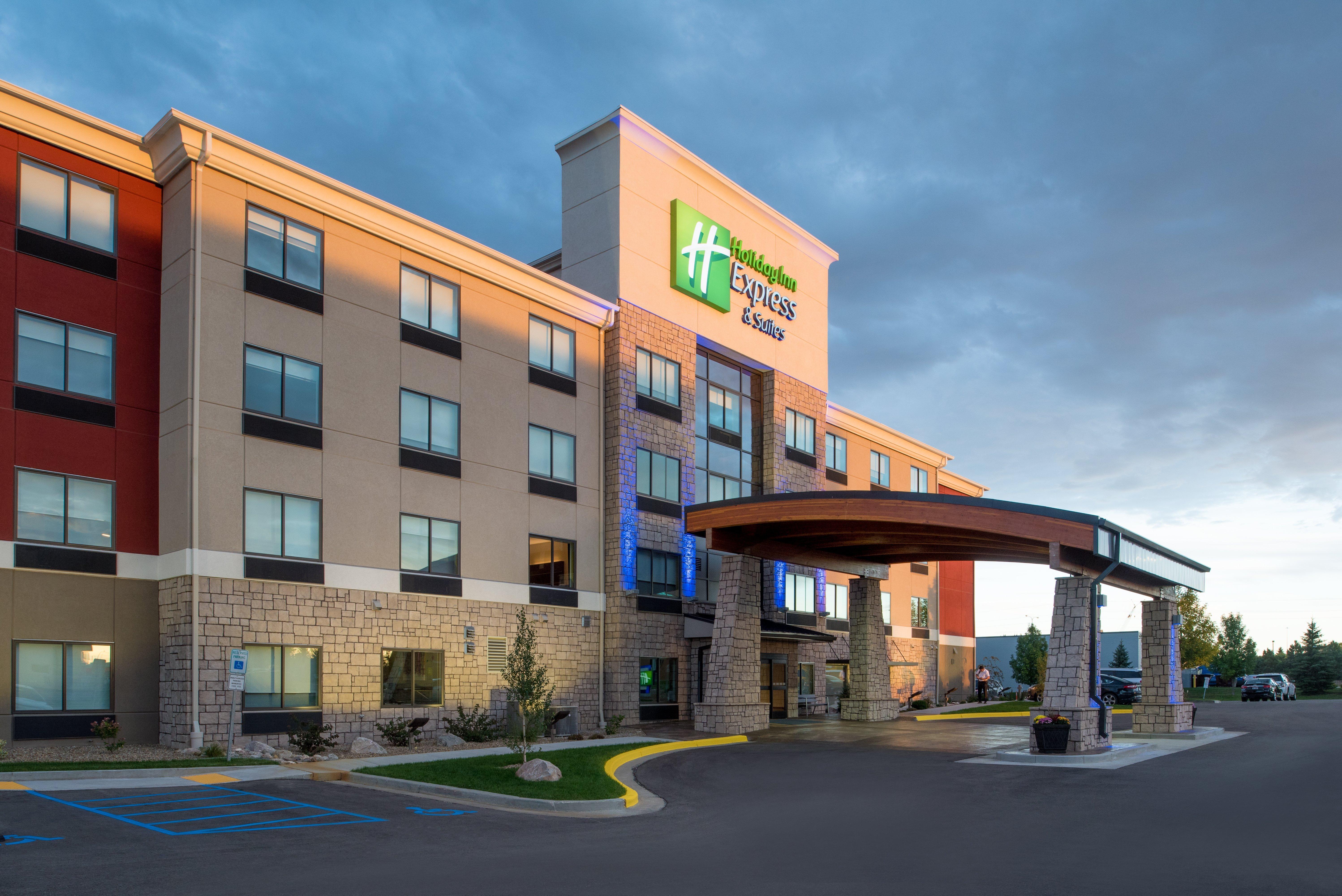 Holiday Inn Express Hotel & Suites Bismarck By Ihg Экстерьер фото