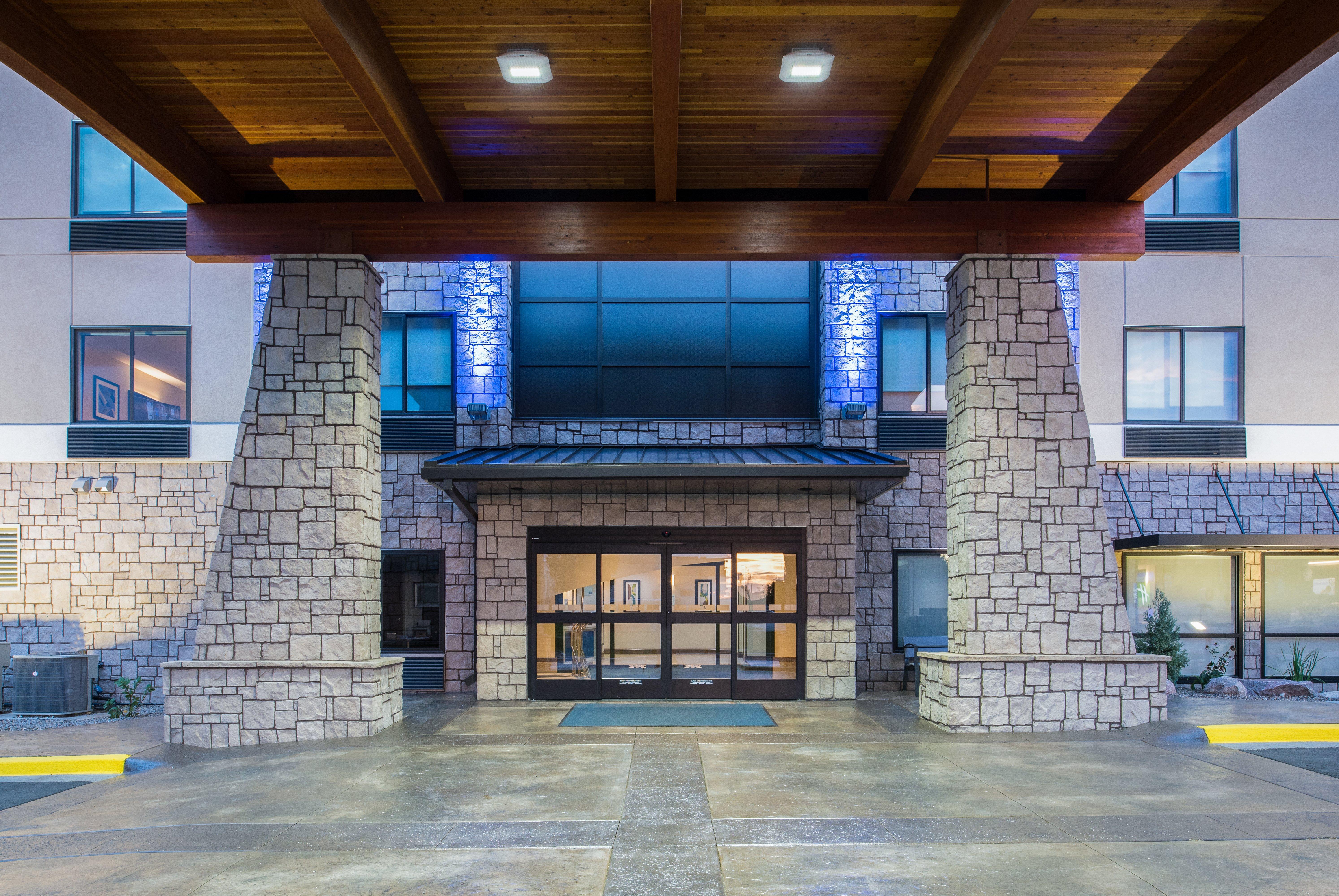 Holiday Inn Express Hotel & Suites Bismarck By Ihg Экстерьер фото