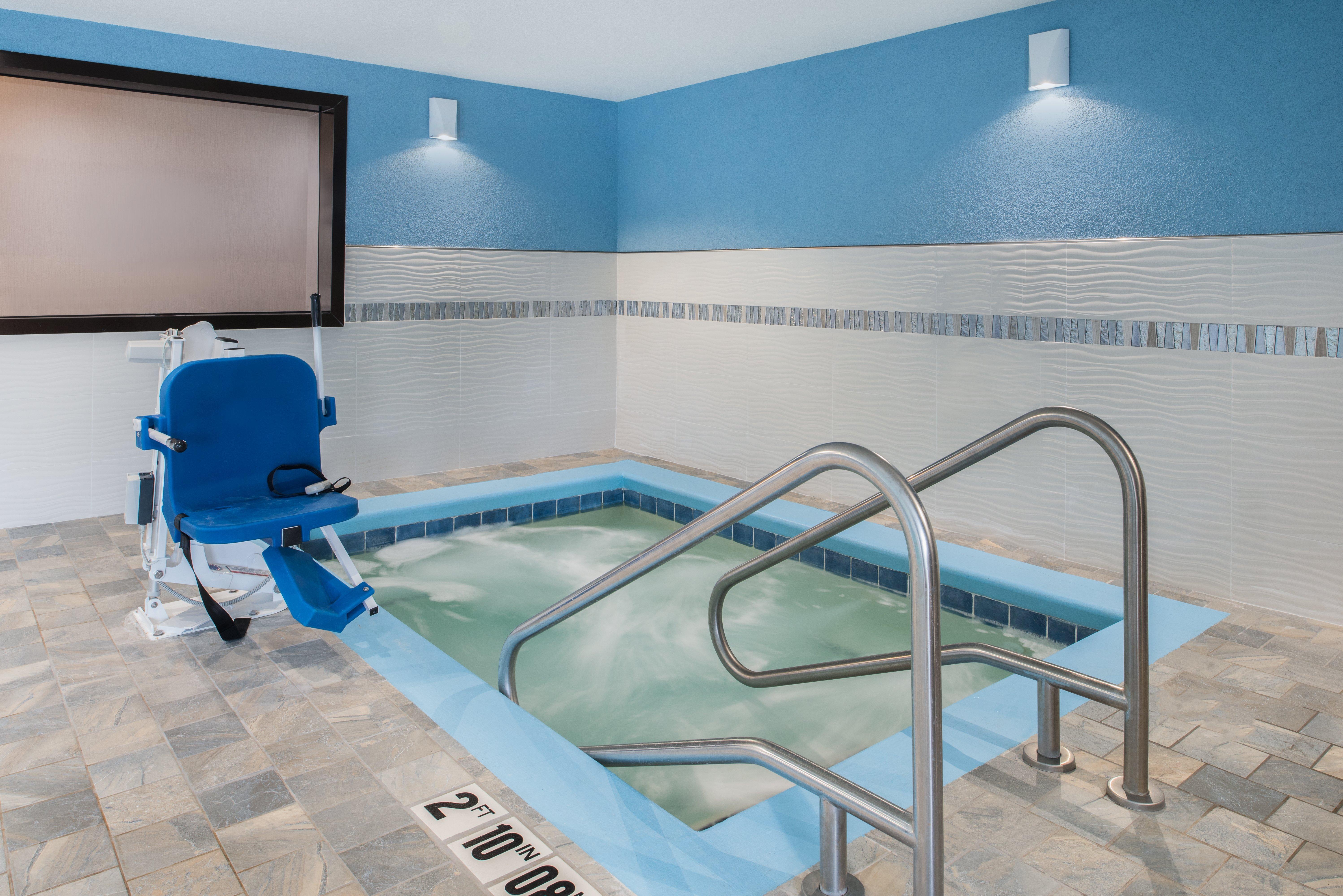Holiday Inn Express Hotel & Suites Bismarck By Ihg Экстерьер фото