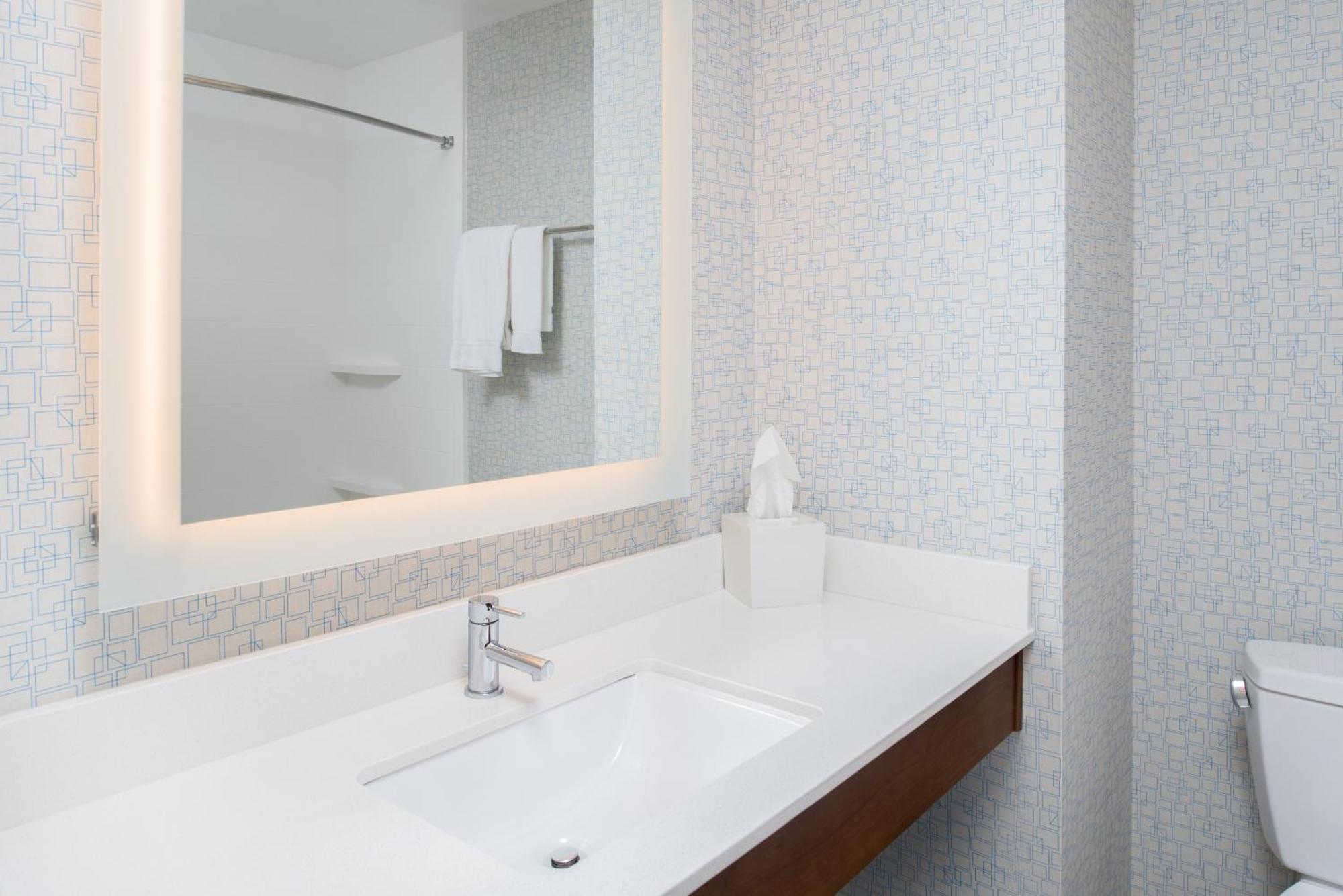 Holiday Inn Express Hotel & Suites Bismarck By Ihg Экстерьер фото