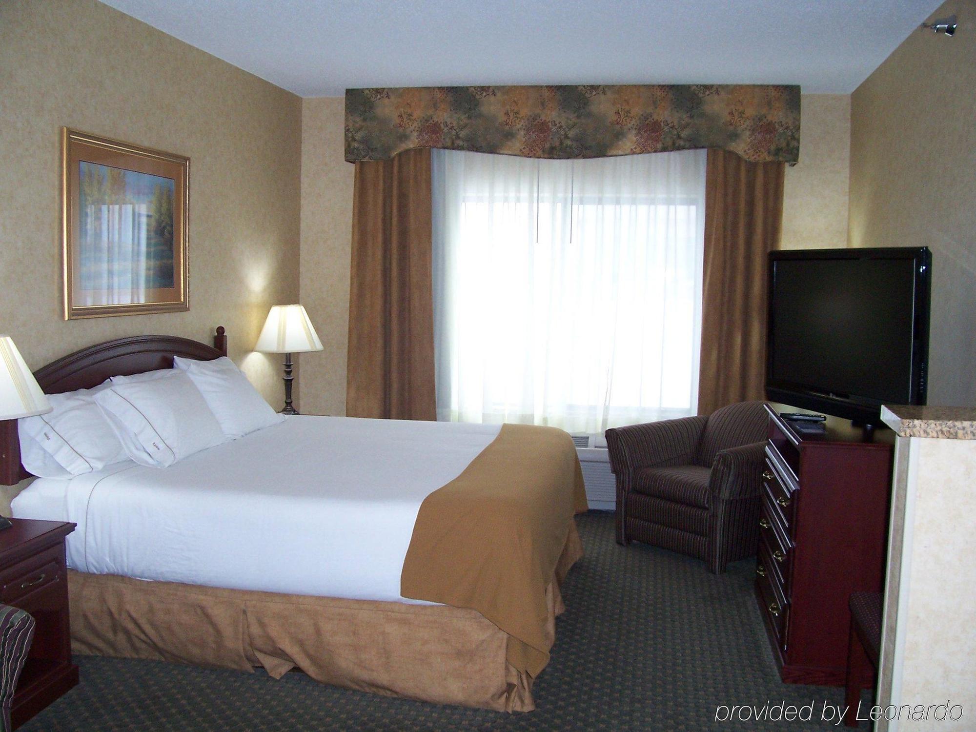 Holiday Inn Express Hotel & Suites Bismarck By Ihg Номер фото