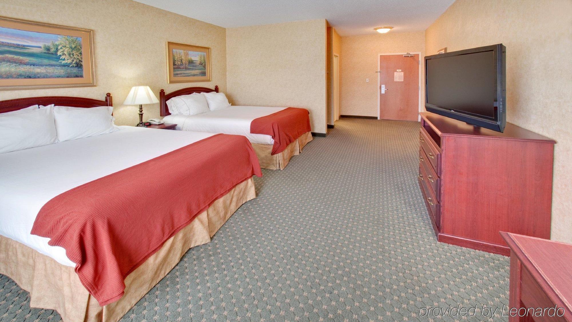 Holiday Inn Express Hotel & Suites Bismarck By Ihg Номер фото