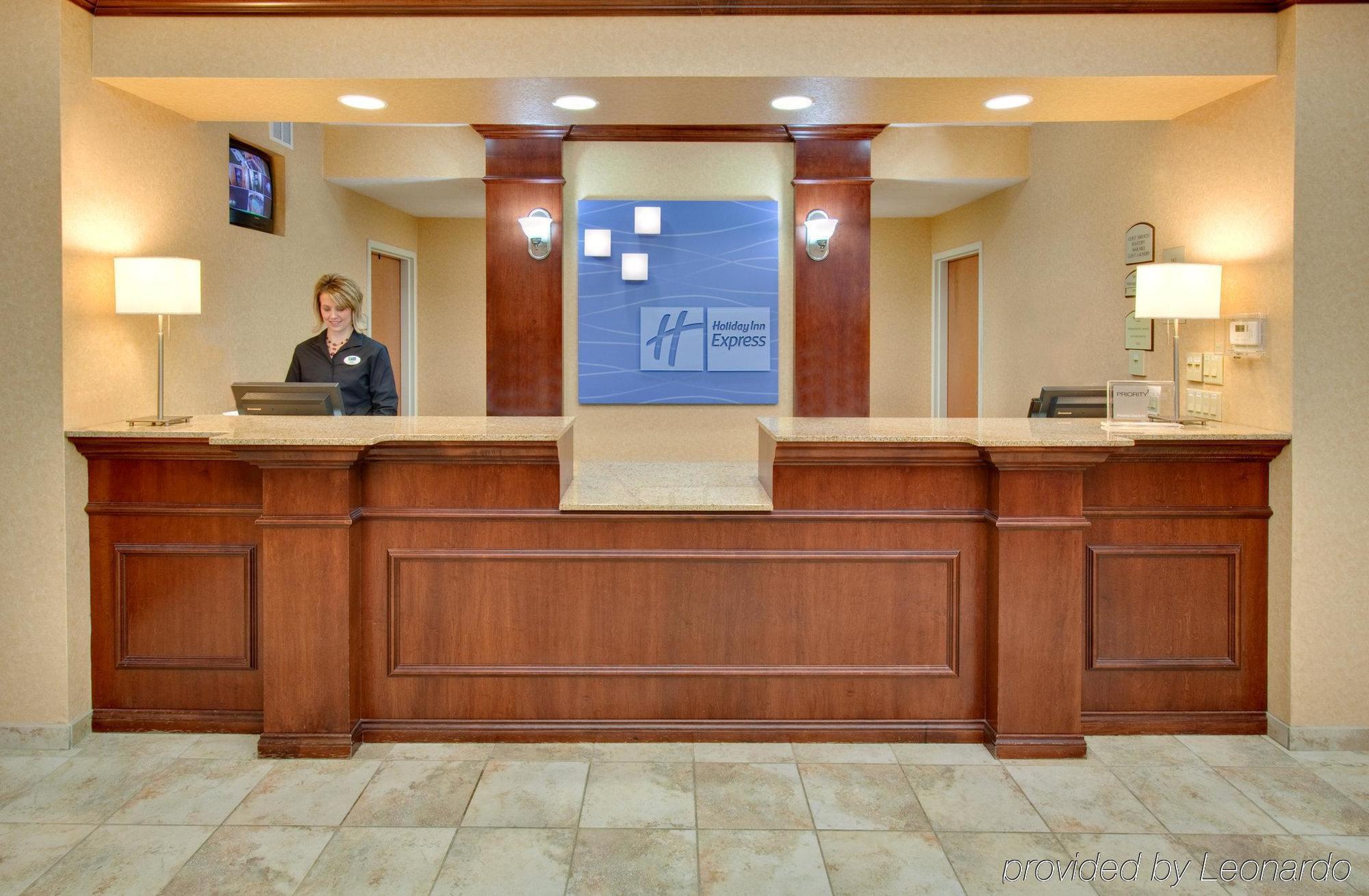 Holiday Inn Express Hotel & Suites Bismarck By Ihg Интерьер фото