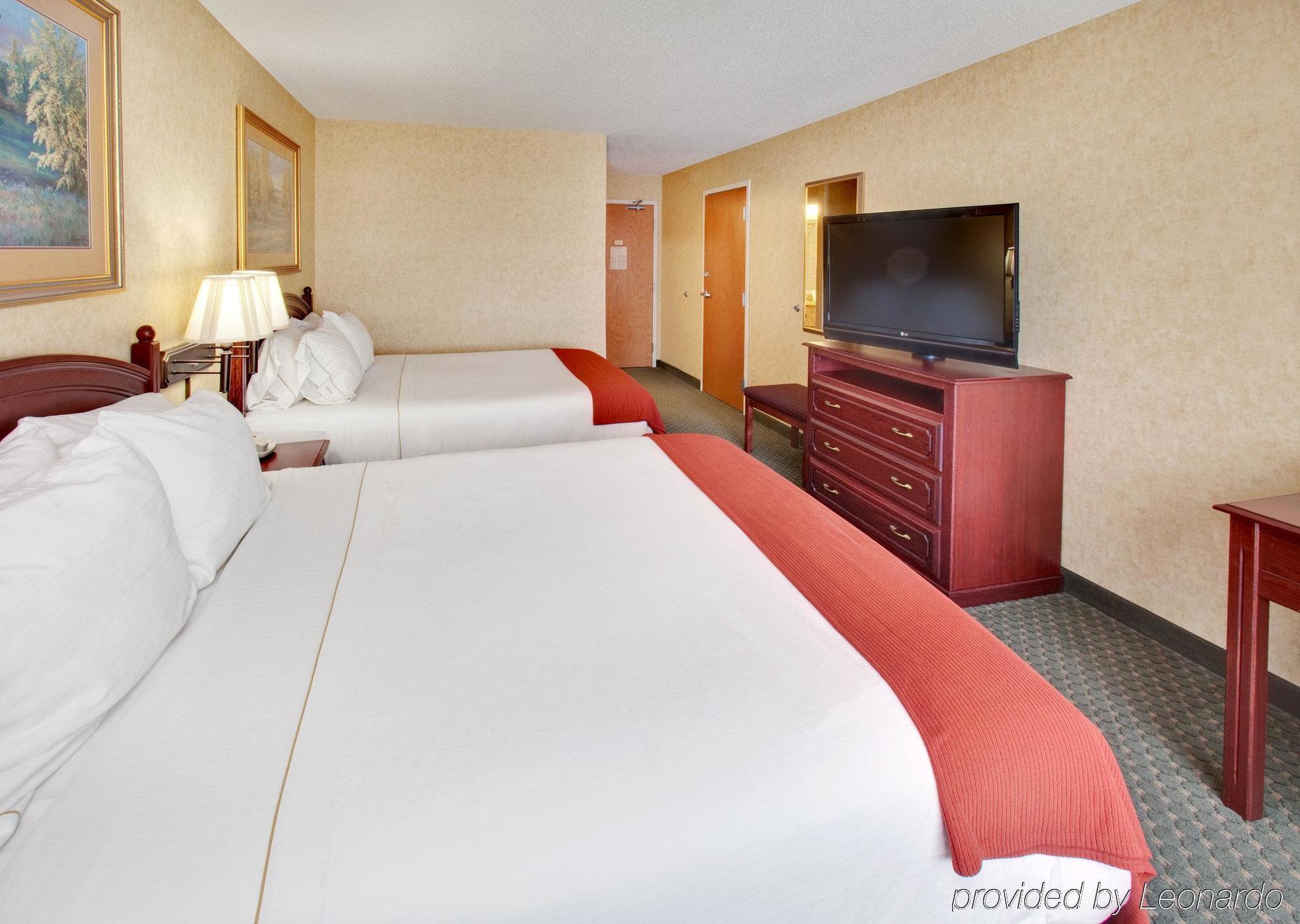 Holiday Inn Express Hotel & Suites Bismarck By Ihg Номер фото