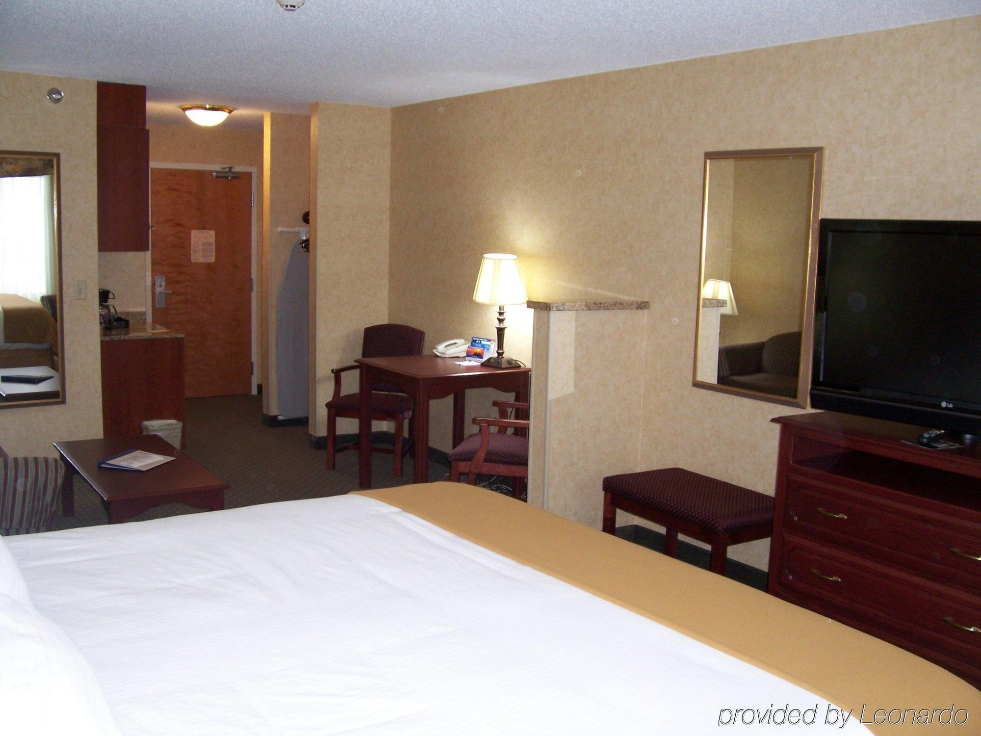 Holiday Inn Express Hotel & Suites Bismarck By Ihg Номер фото