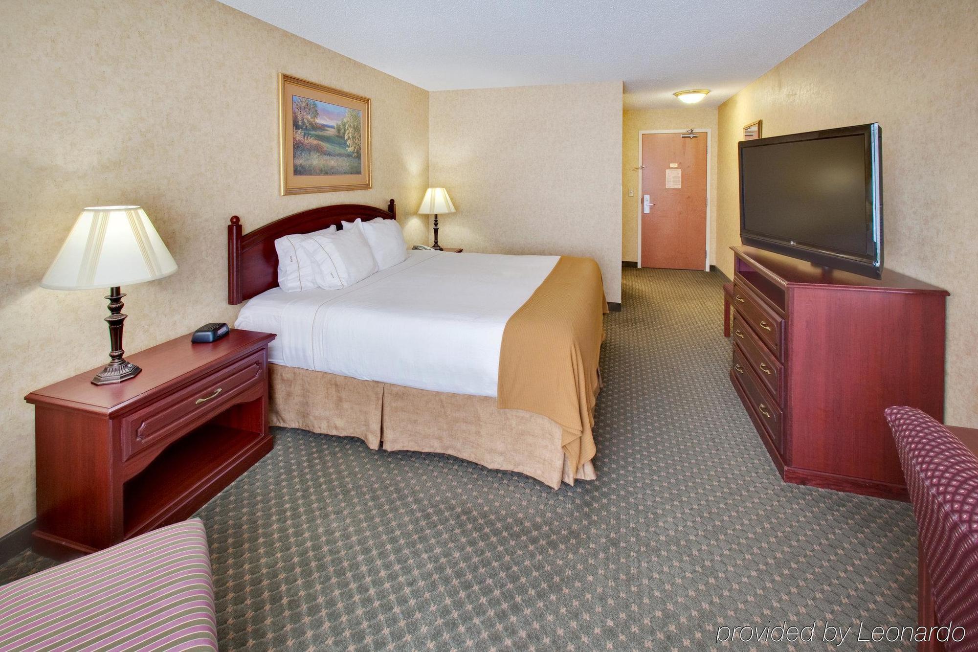 Holiday Inn Express Hotel & Suites Bismarck By Ihg Номер фото