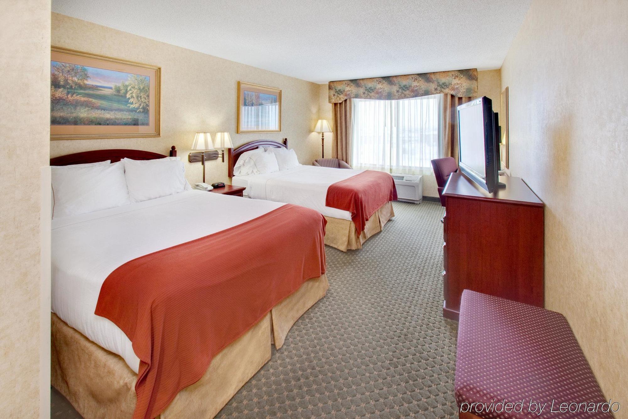 Holiday Inn Express Hotel & Suites Bismarck By Ihg Номер фото