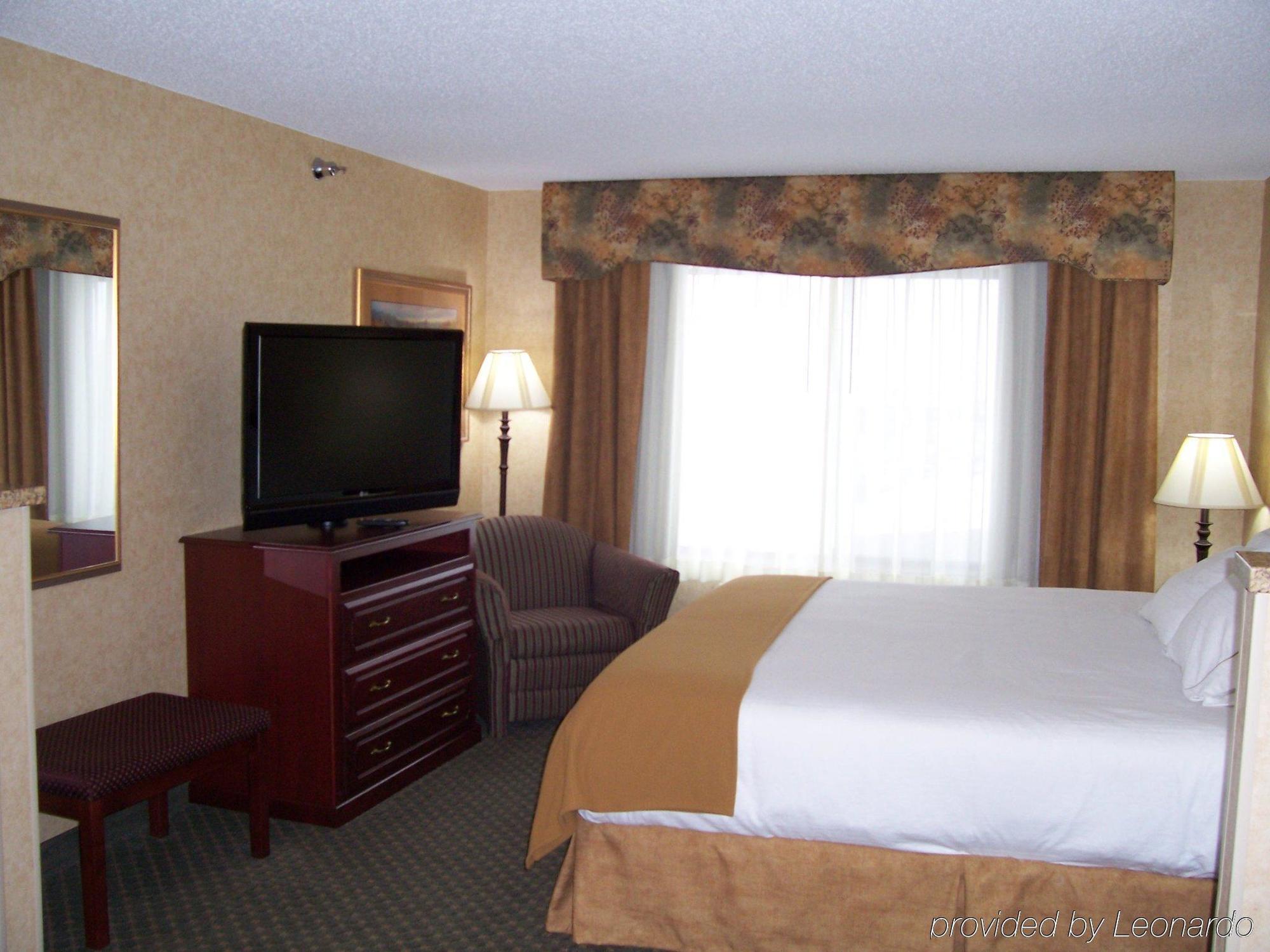 Holiday Inn Express Hotel & Suites Bismarck By Ihg Номер фото