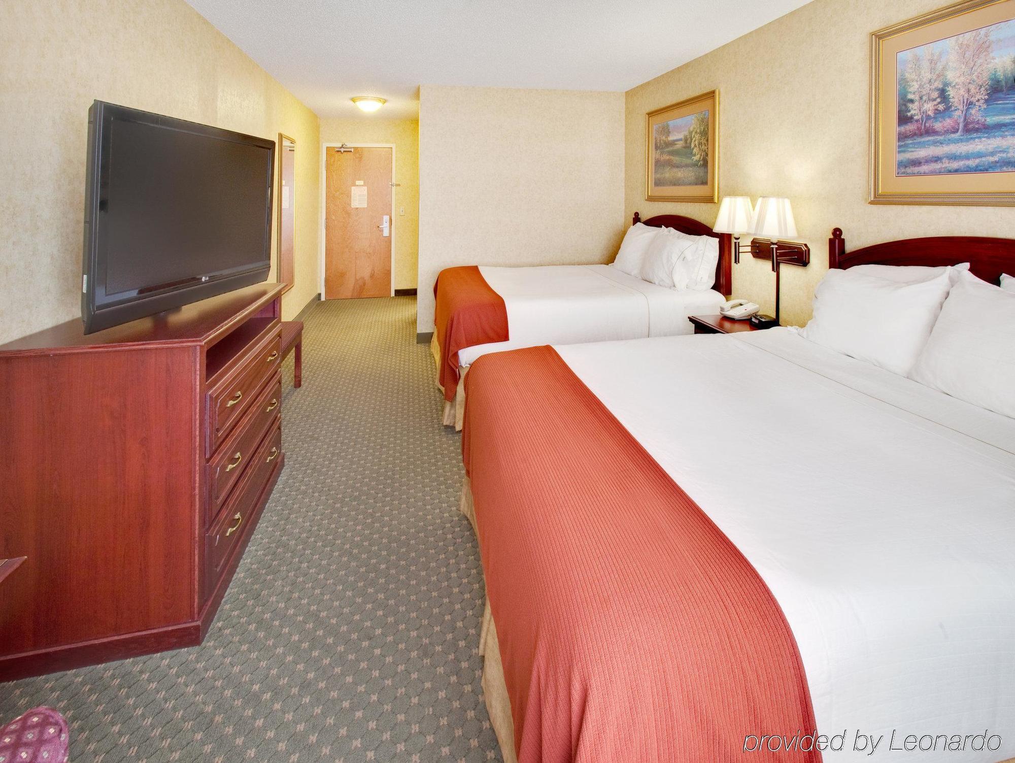 Holiday Inn Express Hotel & Suites Bismarck By Ihg Номер фото