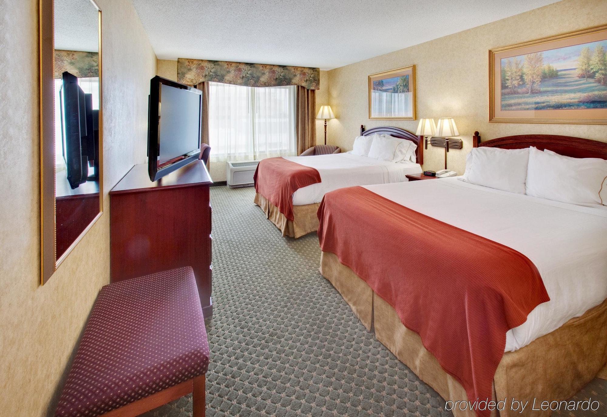 Holiday Inn Express Hotel & Suites Bismarck By Ihg Номер фото