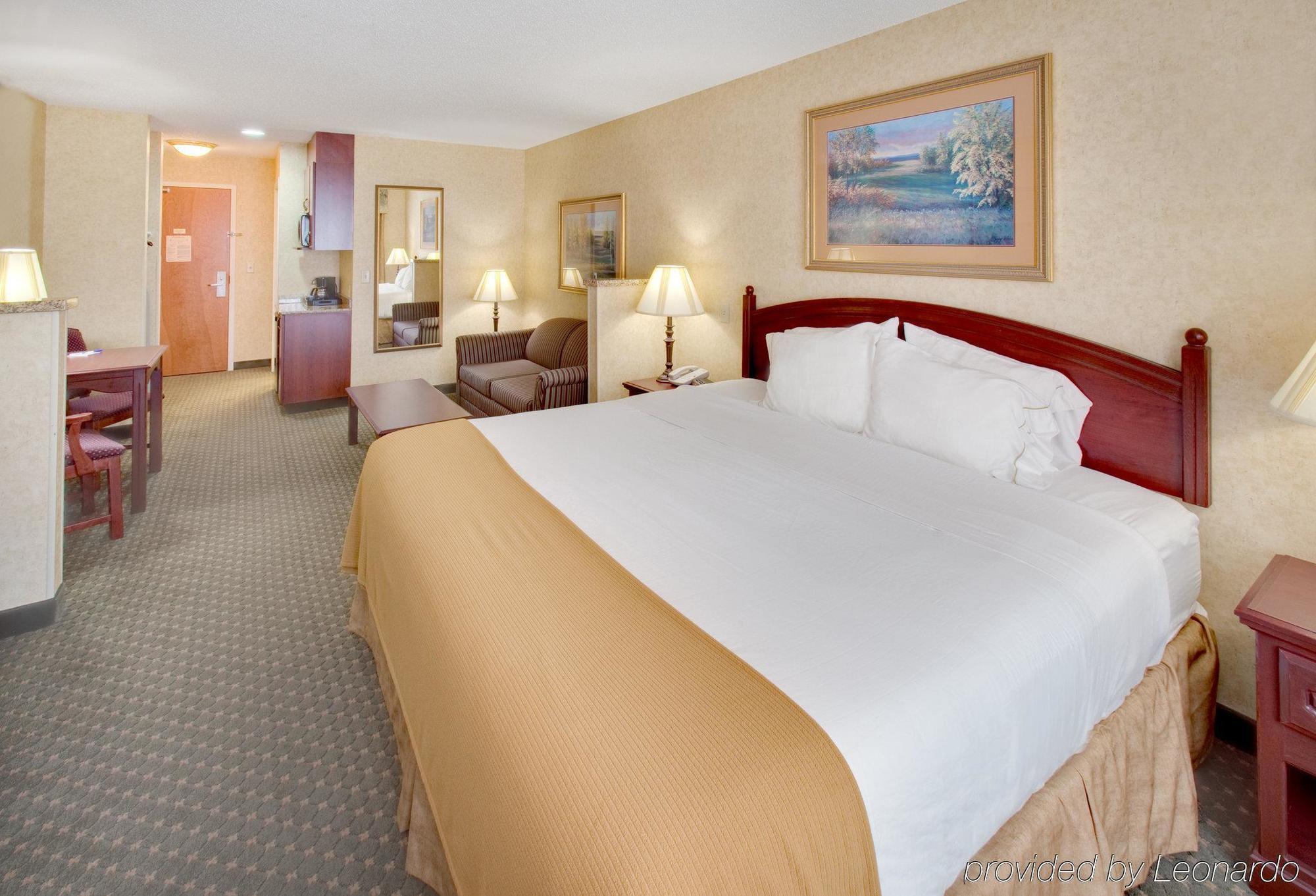 Holiday Inn Express Hotel & Suites Bismarck By Ihg Номер фото