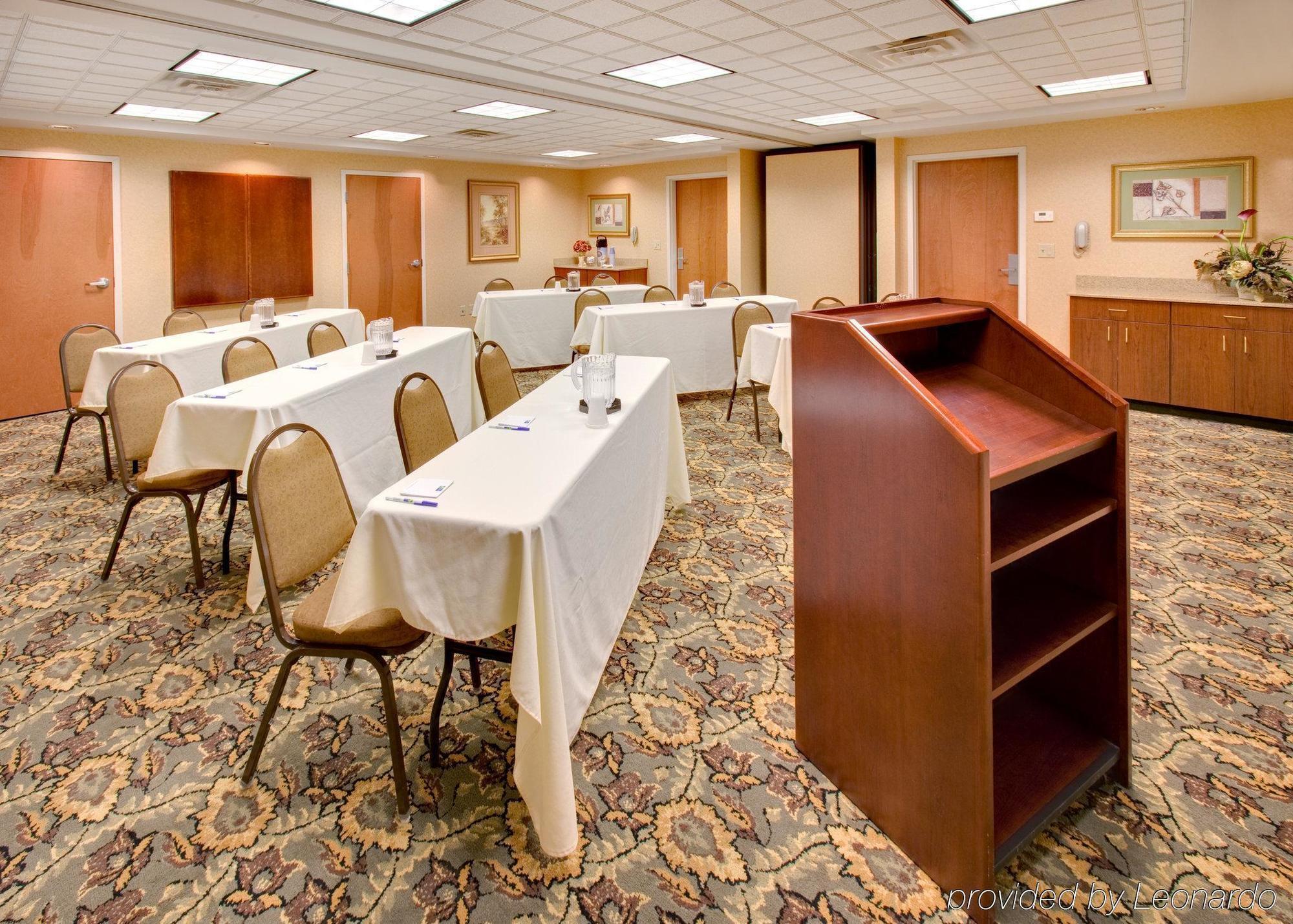 Holiday Inn Express Hotel & Suites Bismarck By Ihg Удобства фото