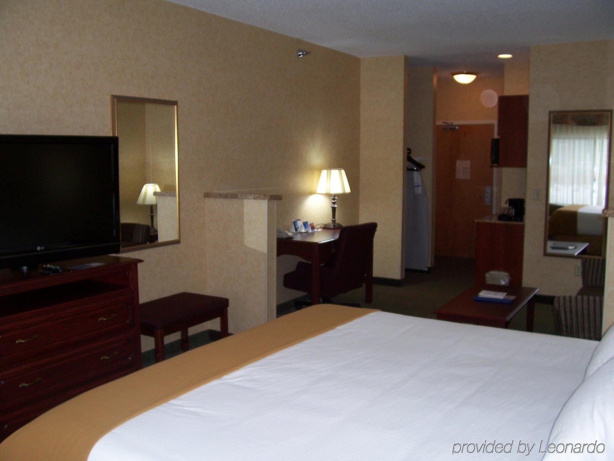 Holiday Inn Express Hotel & Suites Bismarck By Ihg Номер фото