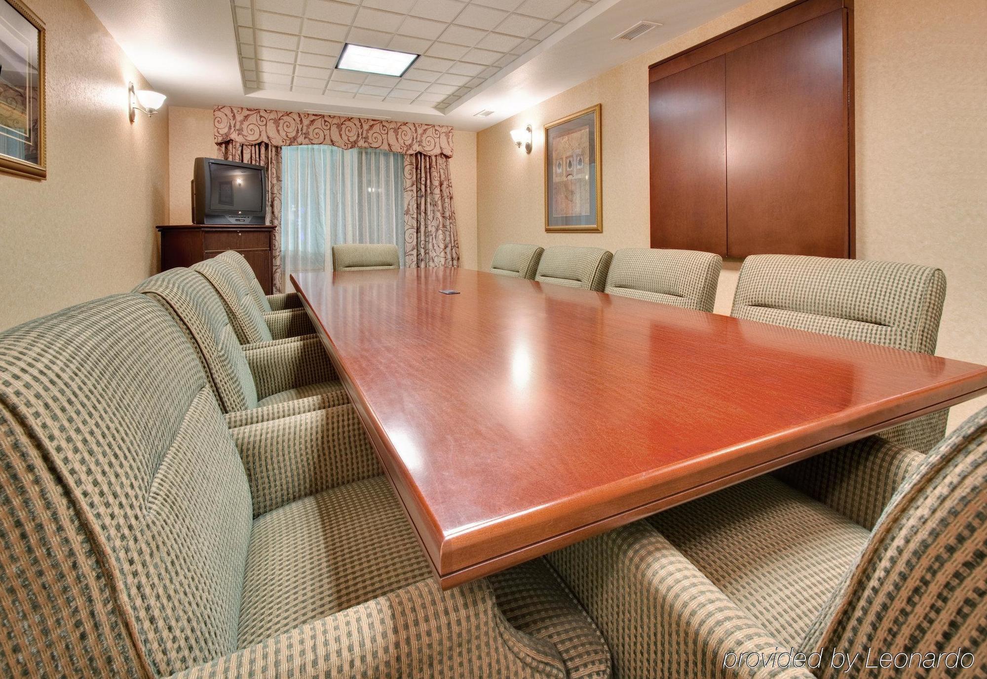 Holiday Inn Express Hotel & Suites Bismarck By Ihg Удобства фото