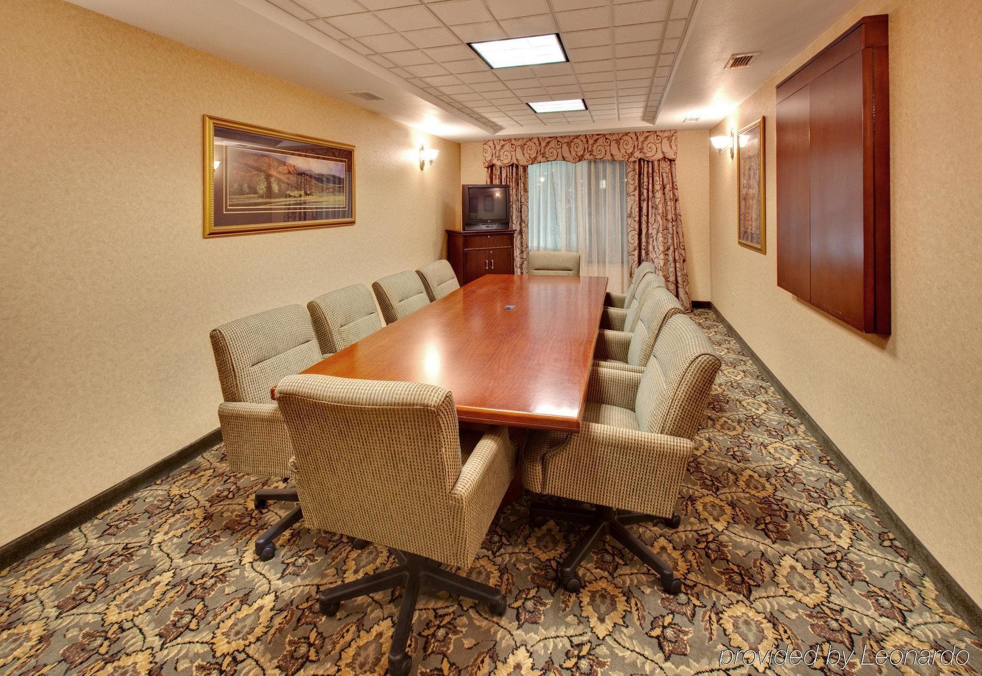 Holiday Inn Express Hotel & Suites Bismarck By Ihg Удобства фото