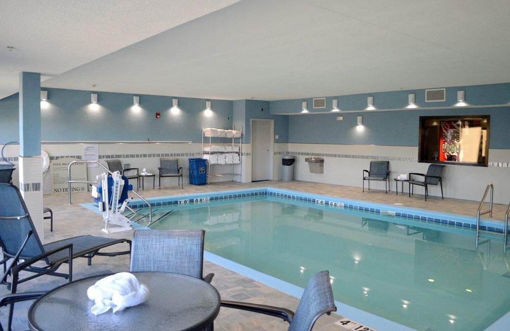 Holiday Inn Express Hotel & Suites Bismarck By Ihg Экстерьер фото