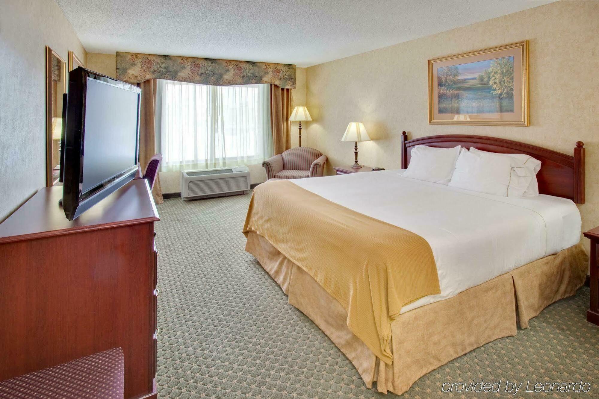 Holiday Inn Express Hotel & Suites Bismarck By Ihg Номер фото